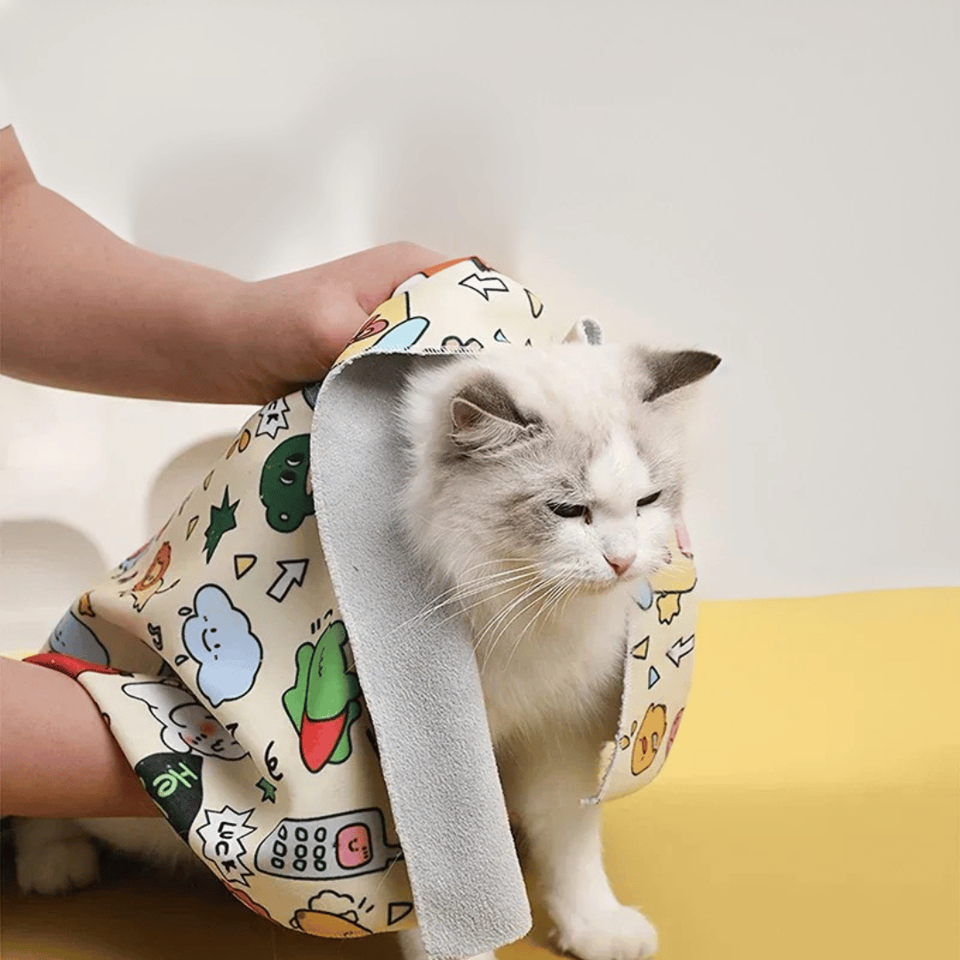 Fixier - Tuch – Selbsthaftendes Katzen - Pflegetuch, schützt vor Kratzern & erleichtert Fellpflege, Krallen schneiden & Tierarztbesuche - fellfunk.de