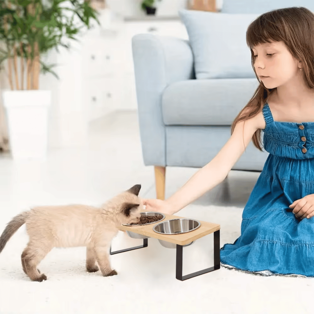 Fellfunk FutterSet Hoch – 15° geneigte Näpfe mit Holzständer für Katzen & kleine Hunde - fellfunk.de