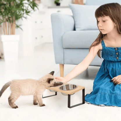 Fellfunk FutterSet Hoch – 15° geneigte Näpfe mit Holzständer für Katzen & kleine Hunde - fellfunk.de